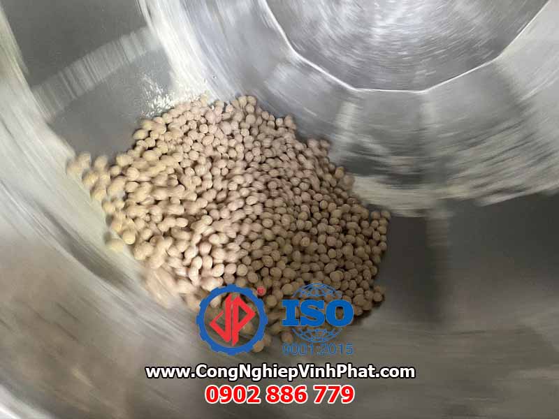 Quá trình máy vê hạt trân châu, máy bọc bột đậu phộng da cá, máy phù socola cho hạt Vĩnh Phát hoạt động